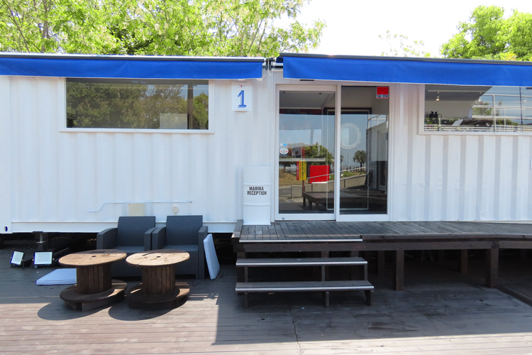 大阪北港マリーナの受付は入口すぐの1番コンテナ