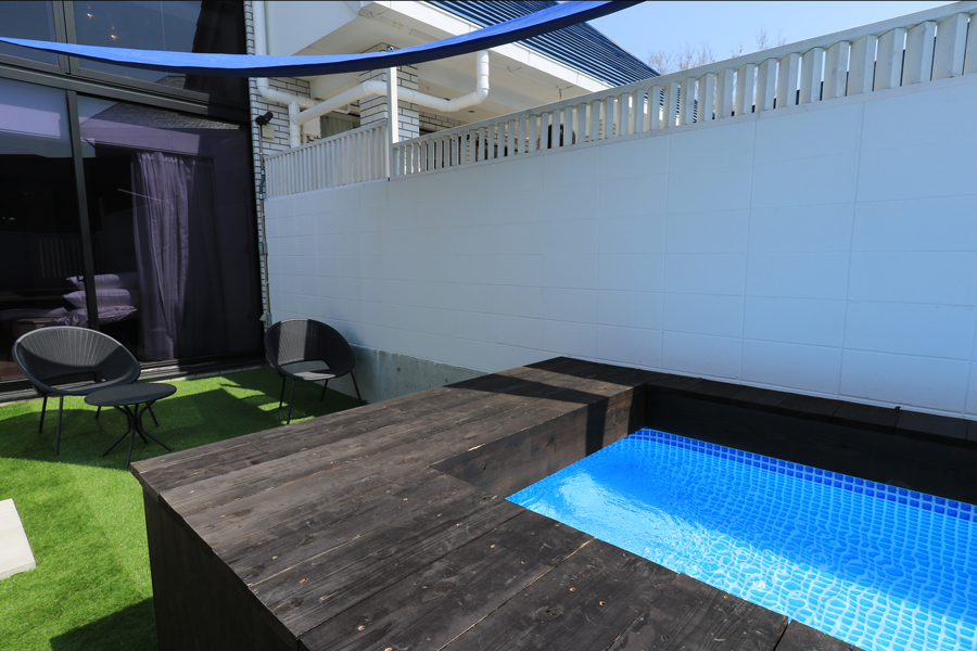 プライベートプール付きのガーデンテラスを利用