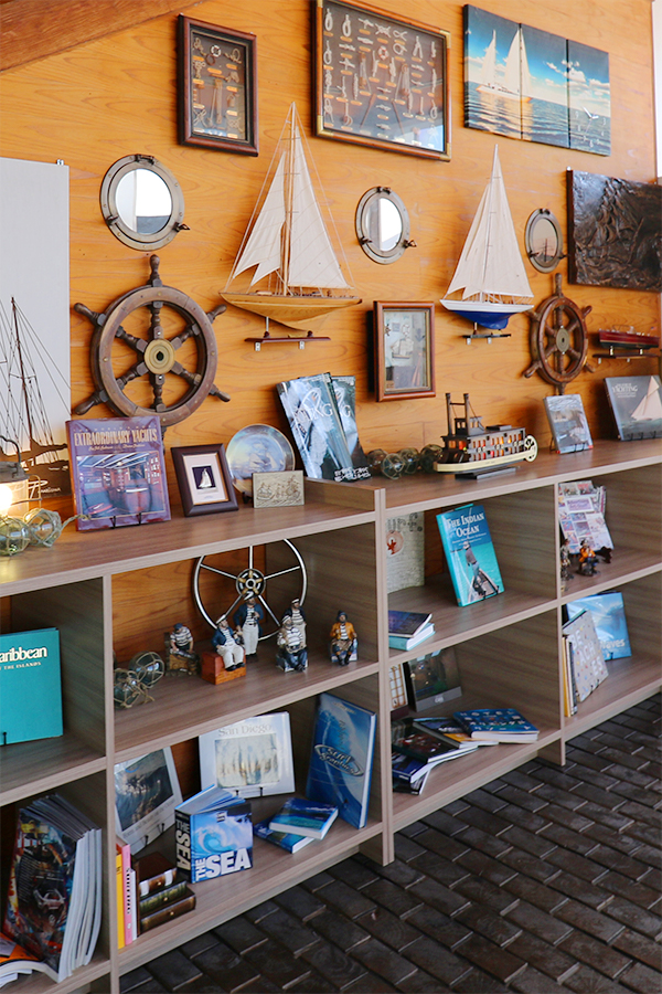 ラウンジには自由に読める本や船に関わる装飾品がたくさん