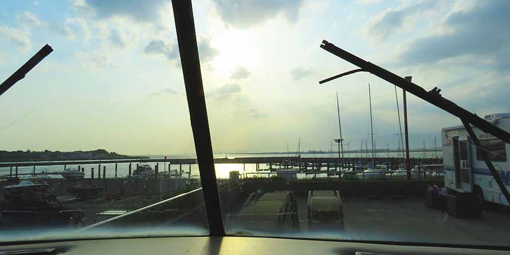 「大阪マリーナリゾート」のキャンピングカー「インペリアル」「キッチン」「テーブル」「ソファ」「車内」