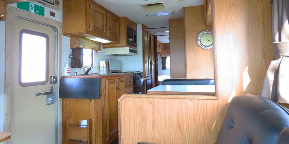 「大阪マリーナリゾート」のキャンピングカー「インペリアル」「キッチン」