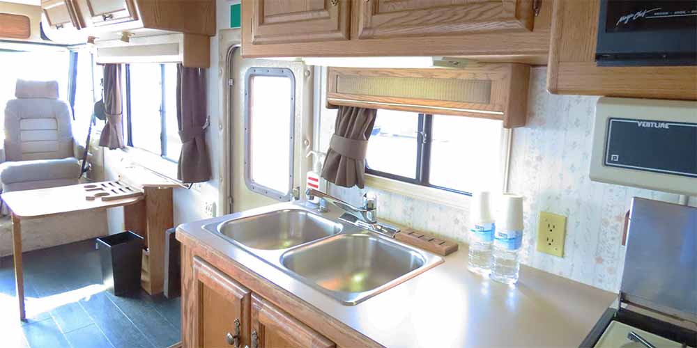 「大阪マリーナリゾート」のキャンピングカー「インペリアル」「ソファ」