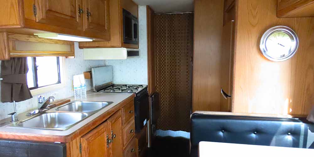 「大阪マリーナリゾート」のキャンピングカー「インペリアル」「ソファ」