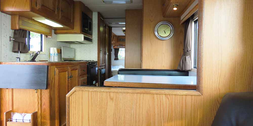 「大阪マリーナリゾート」のキャンピングカー「インペリアル」「トイレ」「洗面所」>
					<img loading=