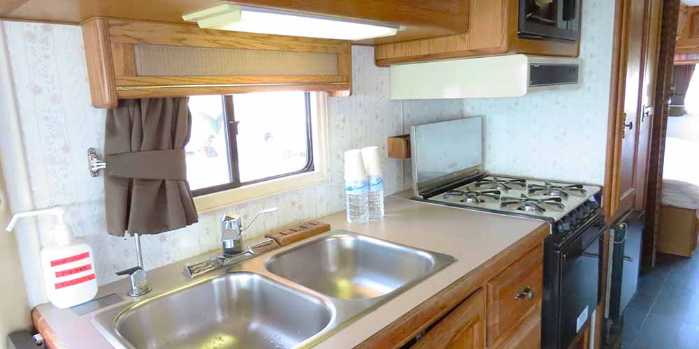 「大阪マリーナリゾート」のキャンピングカー「インペリアル」「トイレ」「洗面所」「シャワー」