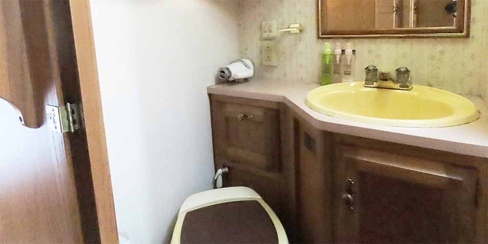 「大阪マリーナリゾート」のキャンピングカー「インペリアル」「ツインベッド」