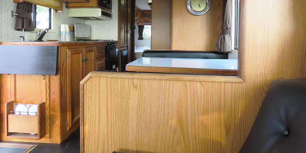 「大阪マリーナリゾート」のキャンピングカー「インペリアル」「ソファ」