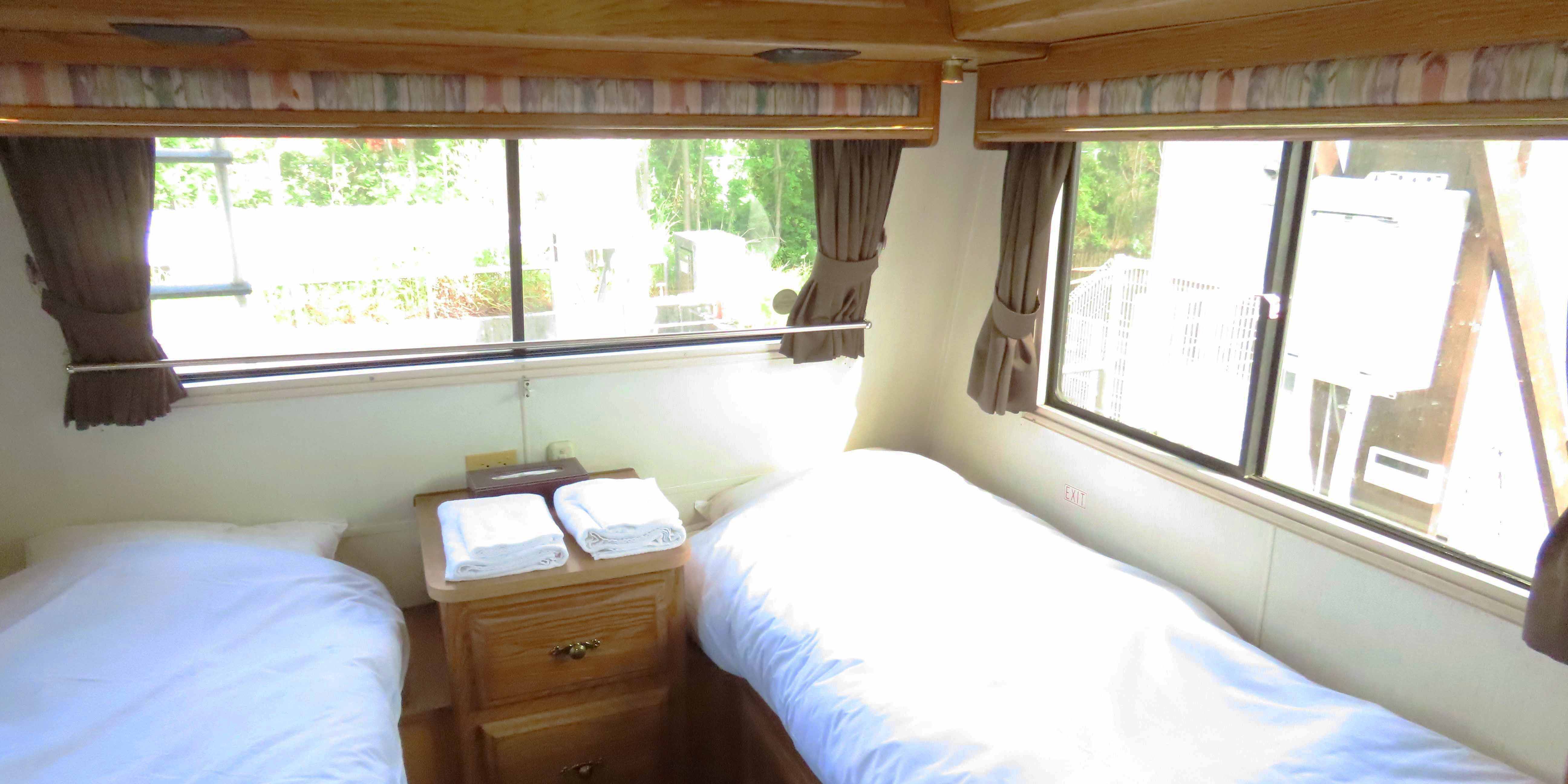 「大阪マリーナリゾート」のキャンピングカー「インペリアル」「ソファ」「テーブル」