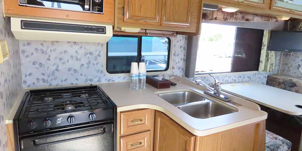 「大阪マリーナリゾート」のキャンピングカー「ミニー」「車内」