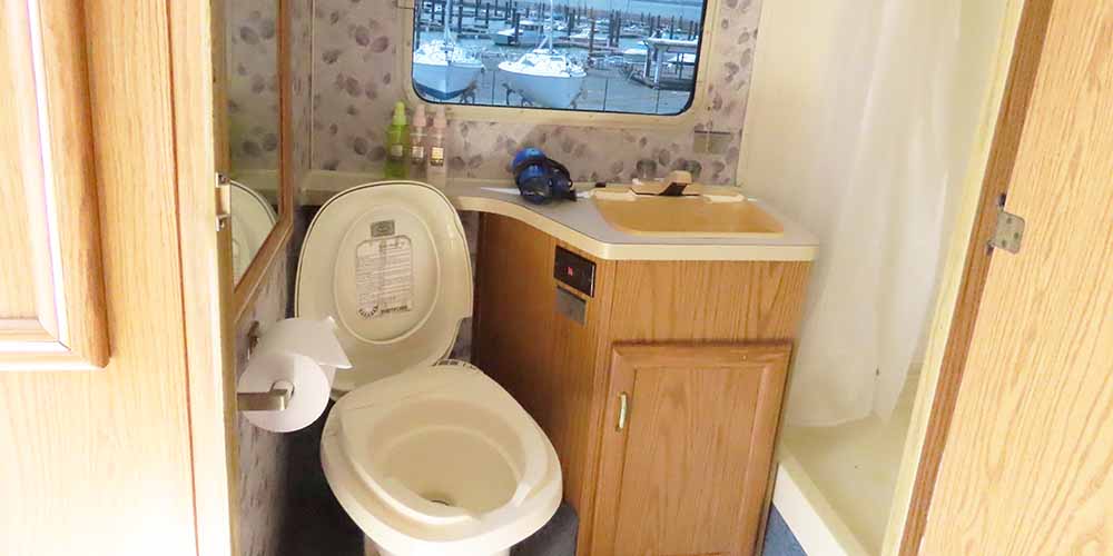 「大阪マリーナリゾート」のキャンピングカー「ミニー」「洗面所」「トイレ」