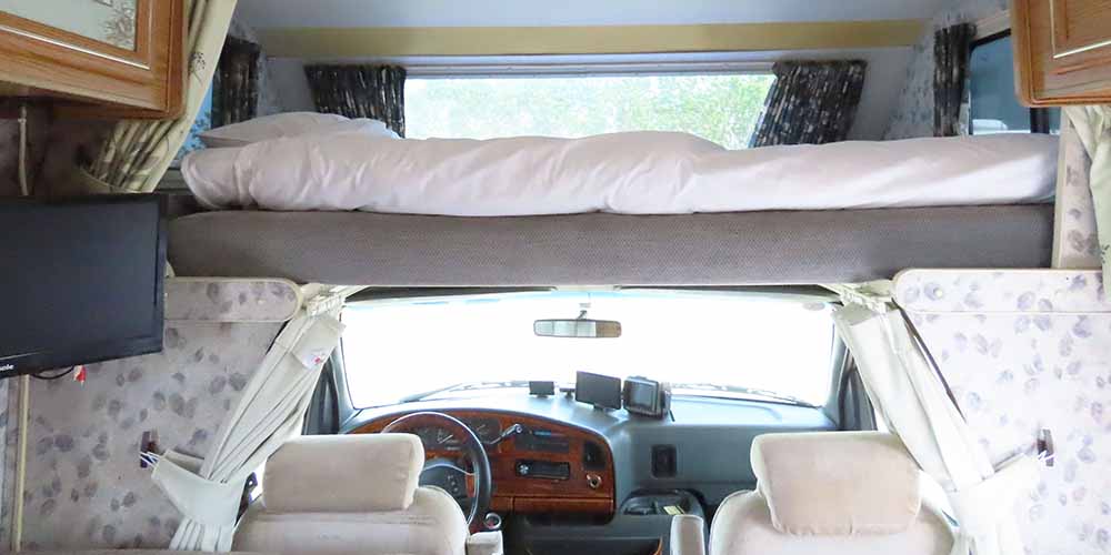 「大阪マリーナリゾート」のキャンピングカー「ミニー」「車内」「ベッド」