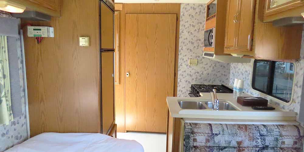 「大阪マリーナリゾート」のキャンピングカー「ミニー」「車内」「ダブルベッド」