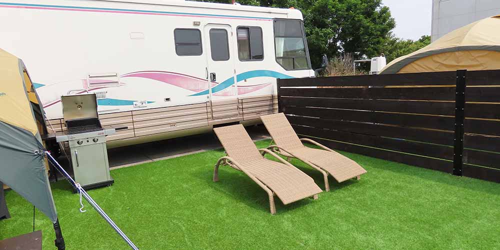 「大阪マリーナリゾート」洗面所、トイレ、シャワー付きのキャンピングカー