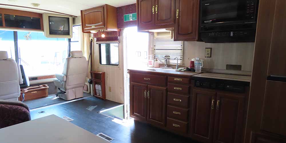 「大阪マリーナリゾート」のゆったり落ち着いた空間でくつろげるキャンピングカー「ベクトラ」