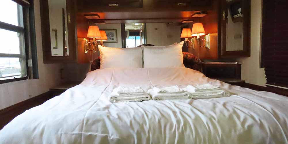 「大阪マリーナリゾート」の家族や恋人とまったりくつろげるダブルベッドが魅力的の「キャンピングカー ダブルDX」