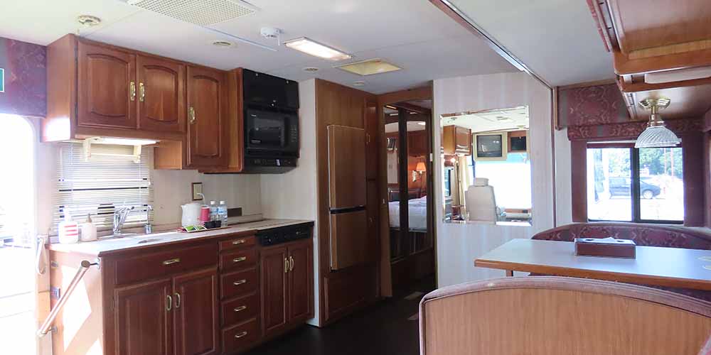 「大阪マリーナリゾート」のキャンピングカー「ベクトラ」は大きなダブルベッドでお休みいただけます