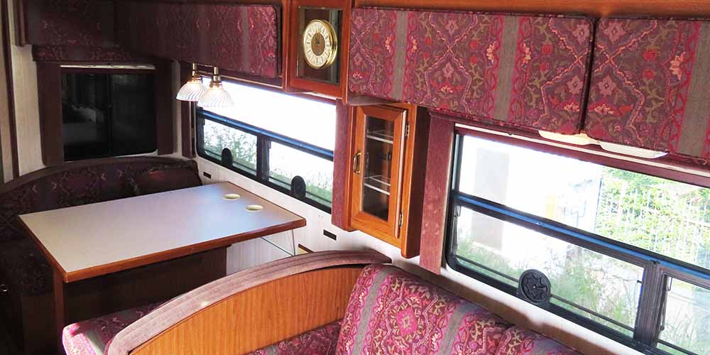 「大阪マリーナリゾート」のキャンピングカー「ベクトラ」のゆったり座れて横になれるソファーベッド