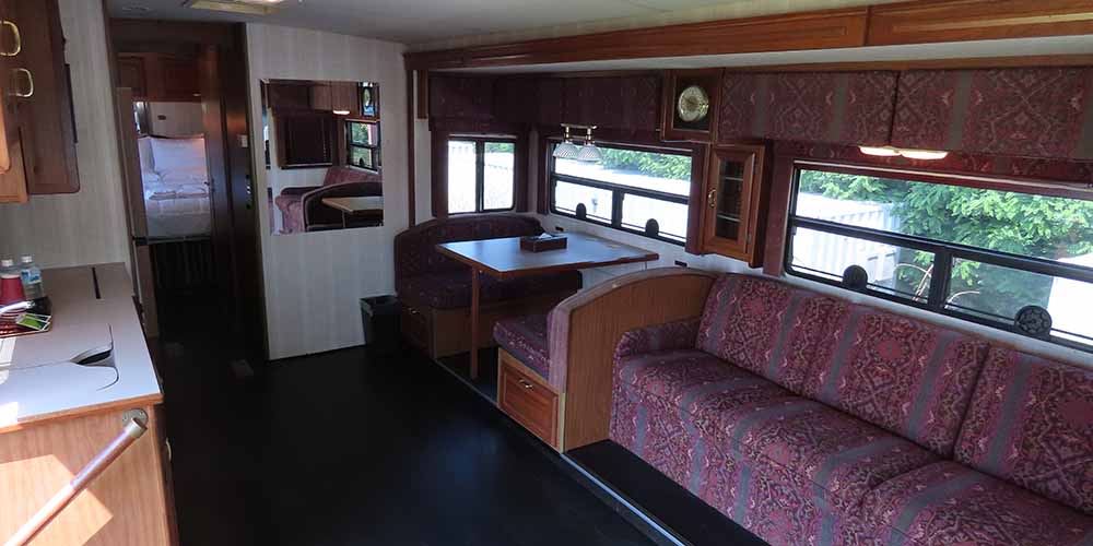 「大阪マリーナリゾート」広々使えるキッチンがついたキャンピングカー「ベクトラ」