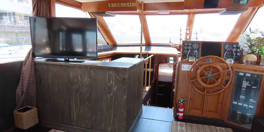 大阪北港マリーナリゾートHULLで海に浮かぶ船に宿泊。大阪湾の海が見えるお部屋「クルーザー」