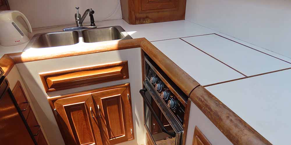 大阪北港マリーナリゾートHULLで海に浮かぶ船に宿泊。大阪湾の海が見えるお部屋「クルーザー」