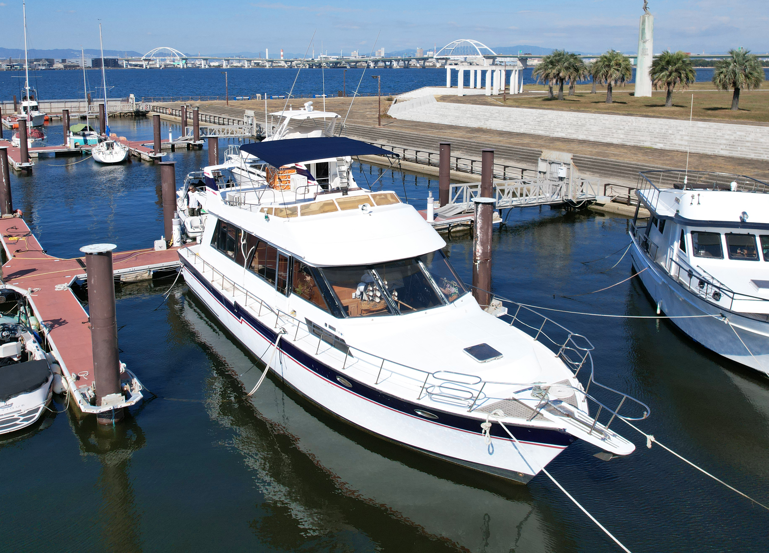 グランピング施設大阪北港マリーナリゾートHULLのクルーザーに宿泊