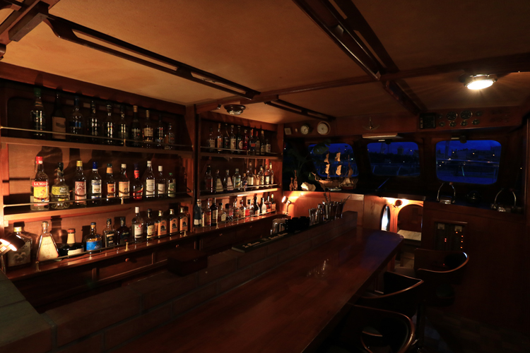 バーでゆったりとお酒を楽しむ