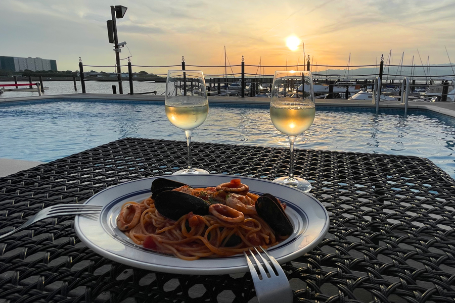 CAFE & DINING HEMINGWAY