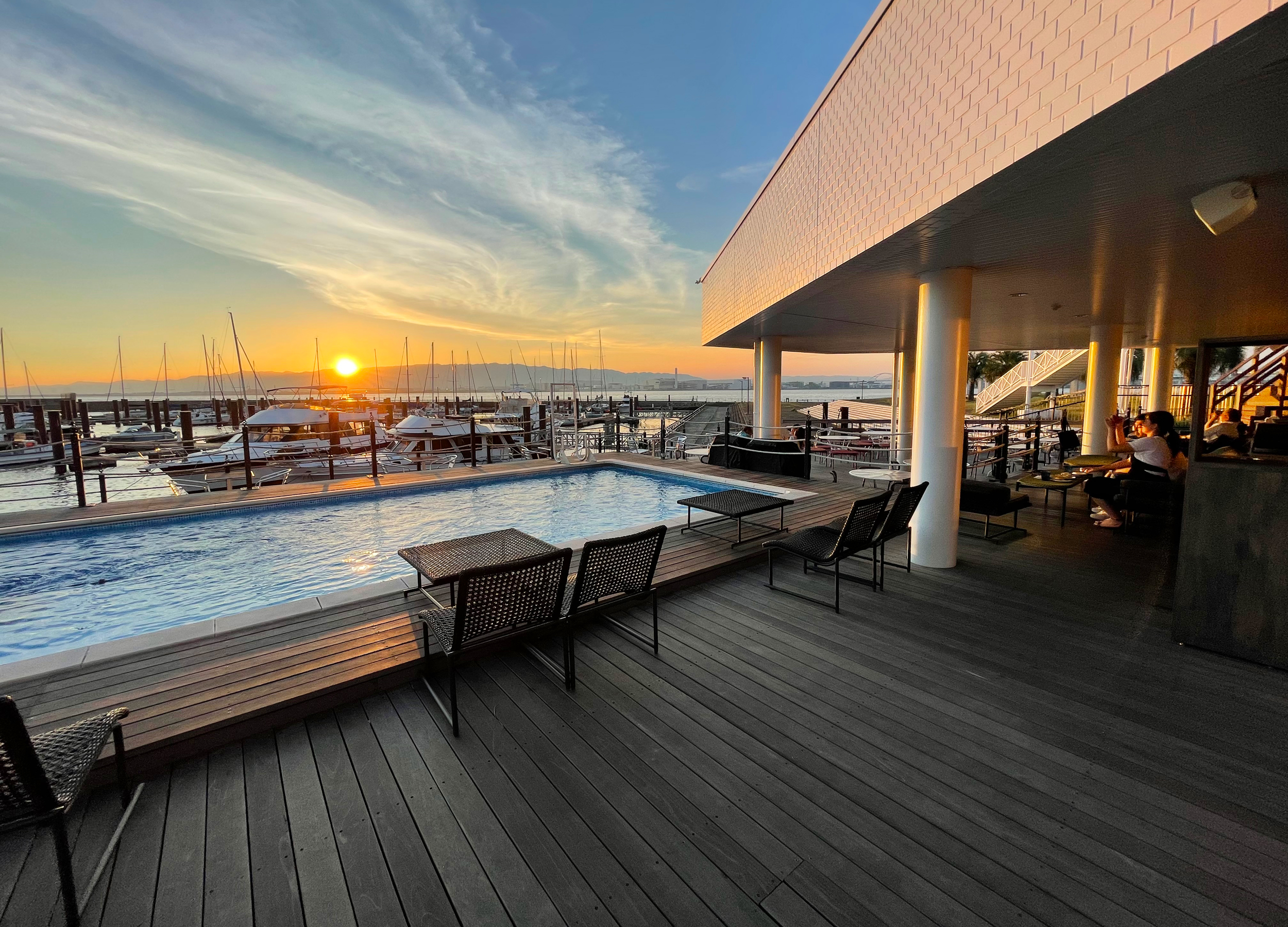 CAFE & DINING HEMINGWAYで海を目の前に優雅な食事