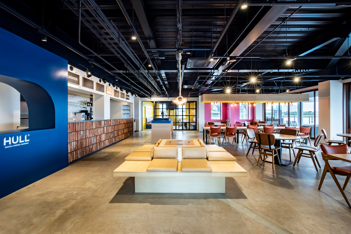 CAFE & DINING HEMINGWAYの店内はポップでカラフル