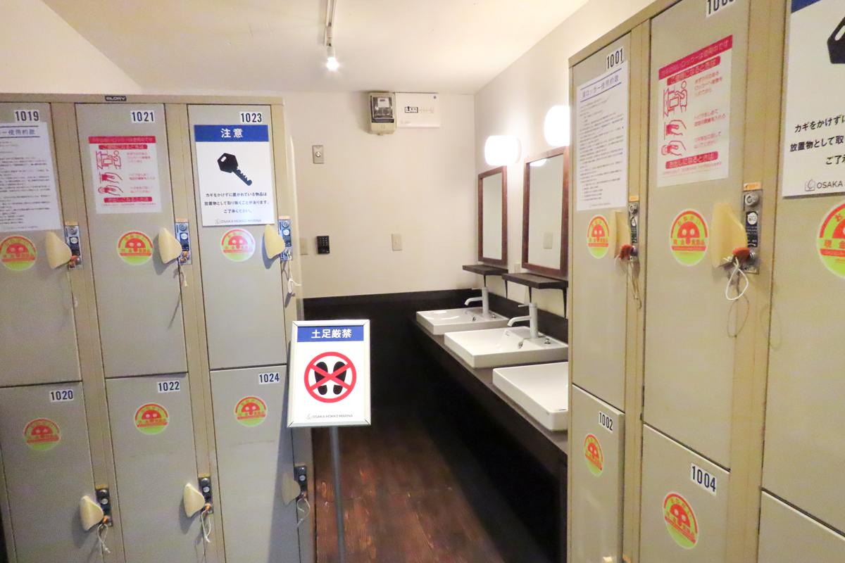 グランピング施設大阪北港マリーナリゾートHULLのロッカールーム