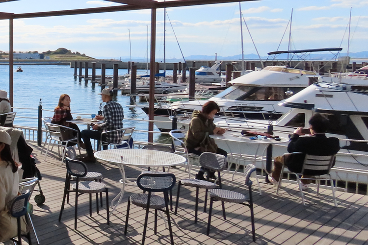 CAFE & DINING HEMINGWAYの心地いいテラスでゆったりしたランチタイム