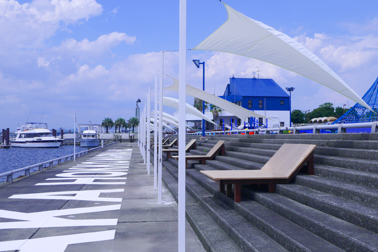 海を見ながらくつろげる大きなベンチ