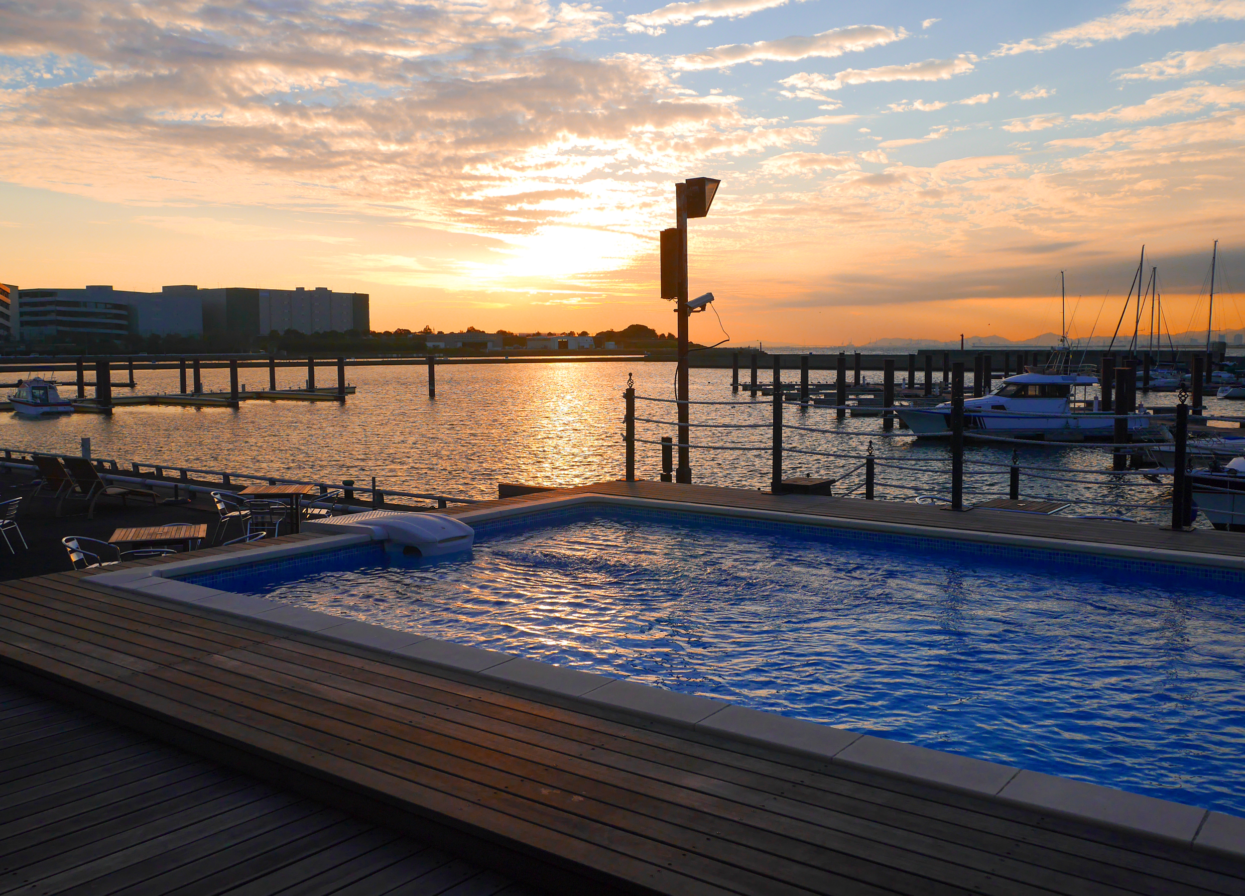 海に沈む夕日が綺麗な大阪北港マリーナリゾートHULL