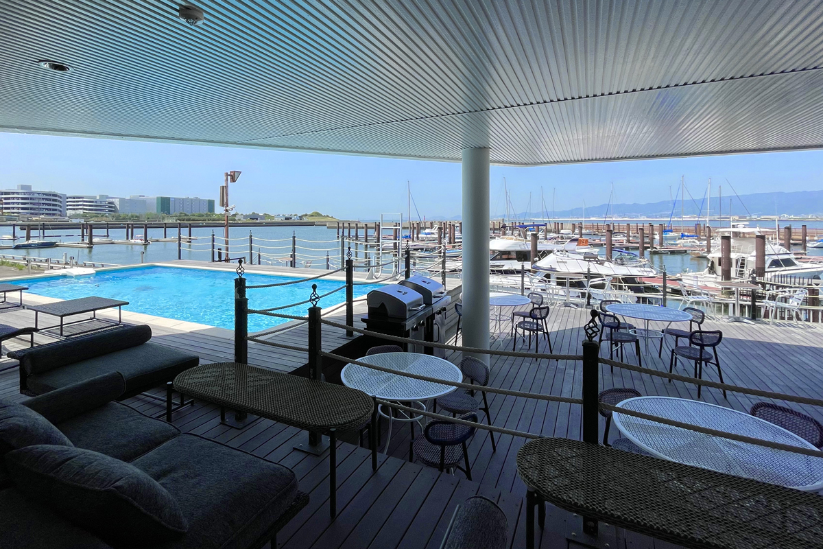 潮風を感じるCAFE & DINING HEMINGWAYのテラス席