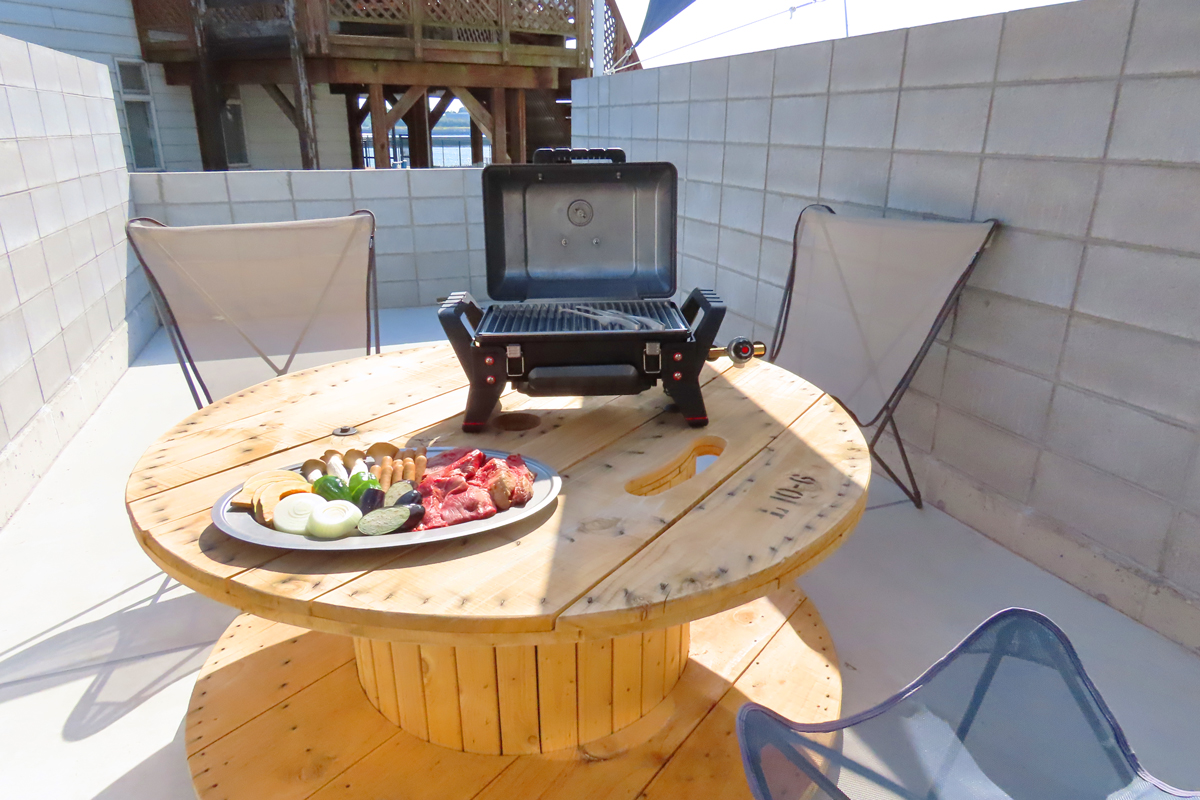 キャビンのテラスバーベキュー