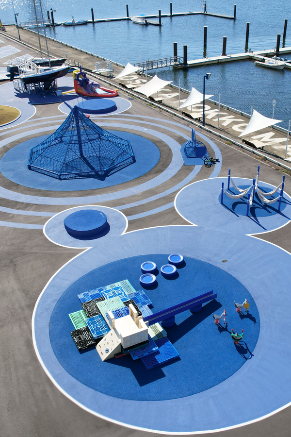 サークルとブルーで統一されたデザイン公園