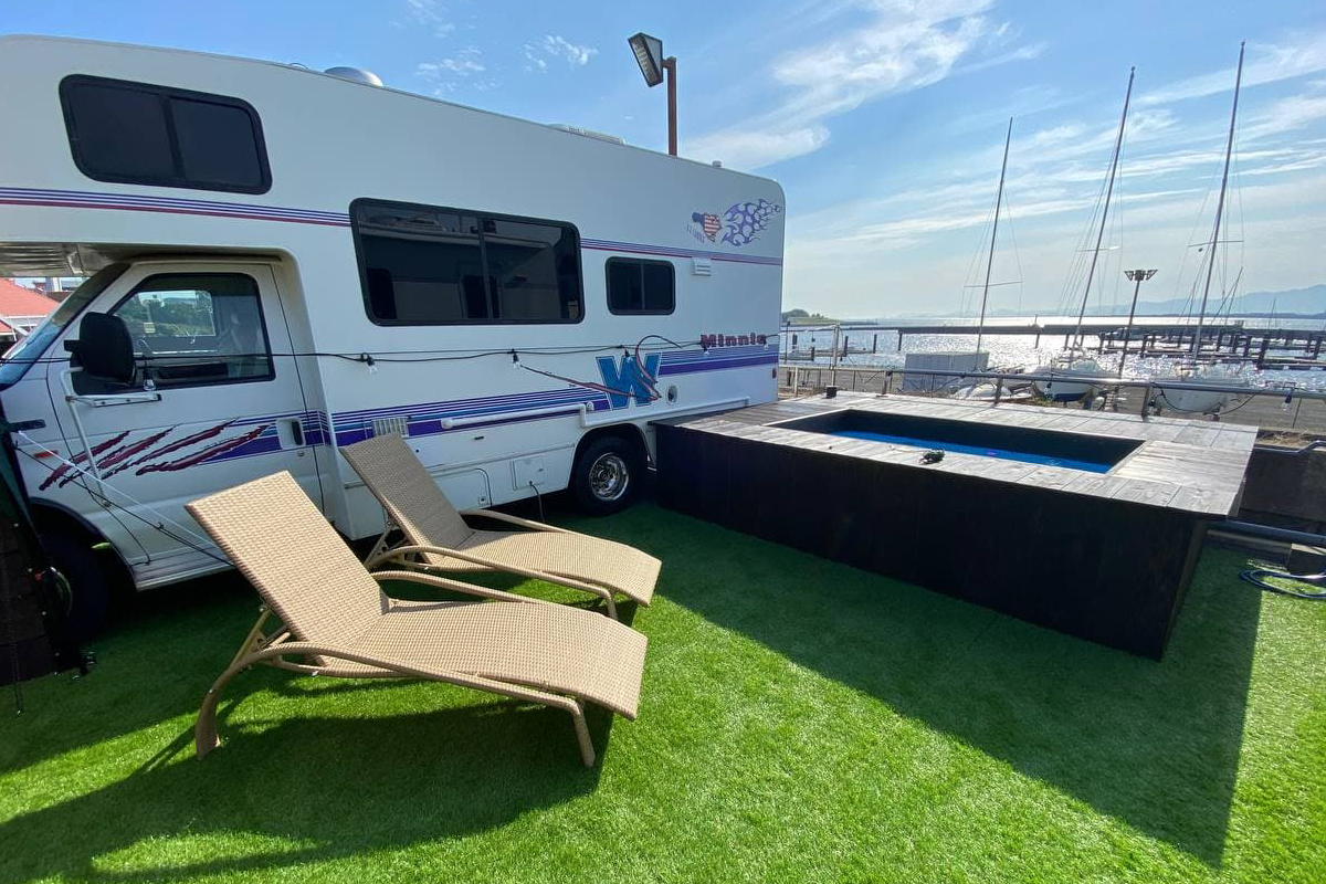 プライベートプールつきキャンピングカー