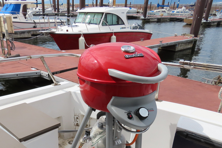 クルーザーでバーベキュー