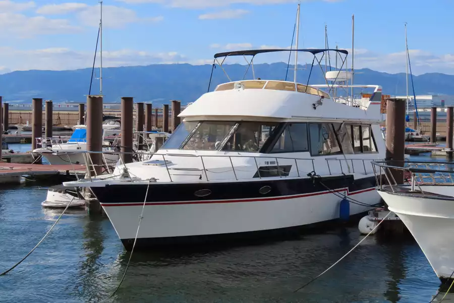 グランピング施設大阪北港マリーナリゾートHULLのクルーザーに宿泊