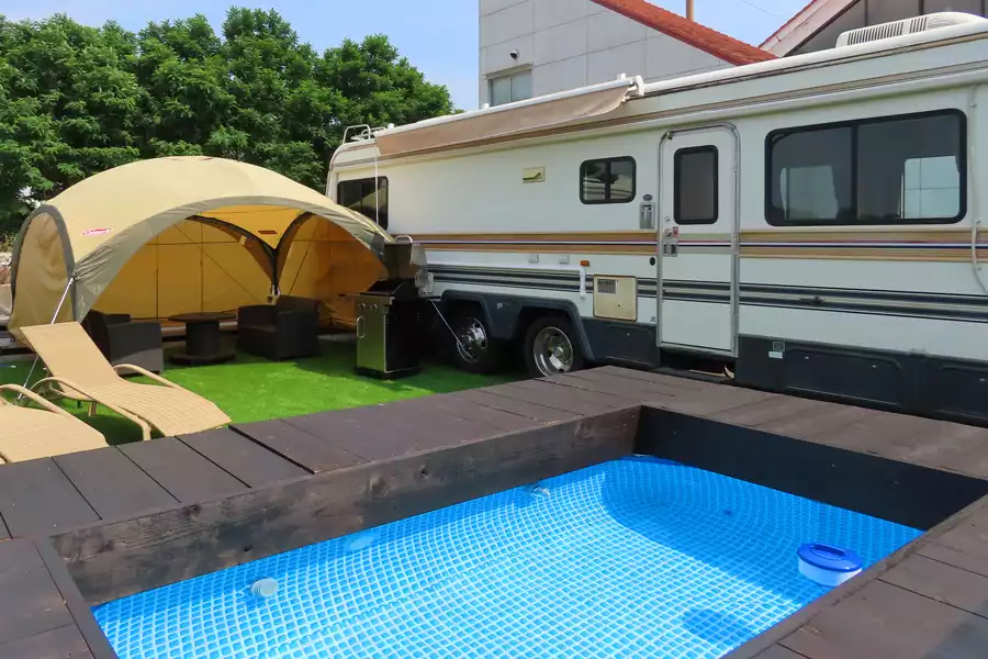 グランピング施設大阪北港マリーナリゾートHULLのキャンピングカーに宿泊