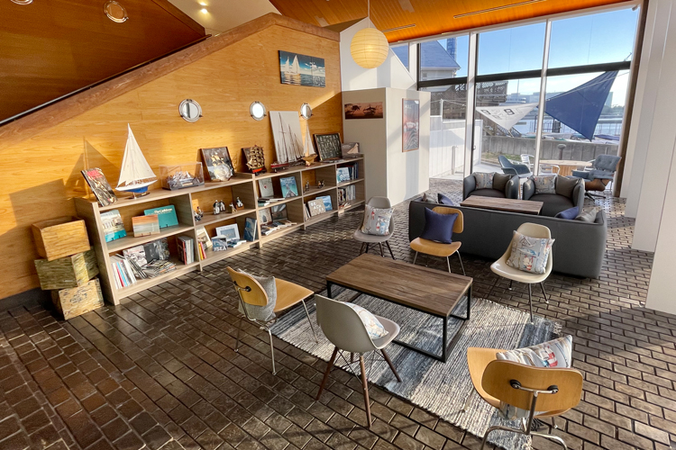 大きな窓と高い天井が開放的なラウンジ