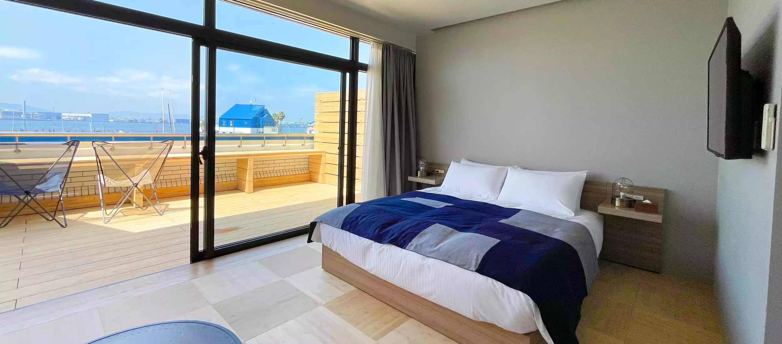 オーシャンビューテラスのお部屋からは海とマリーナが一望できます